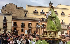 En Sulmona para vivir un acontecimiento cargado de emoción: La Virgen que se escapa 